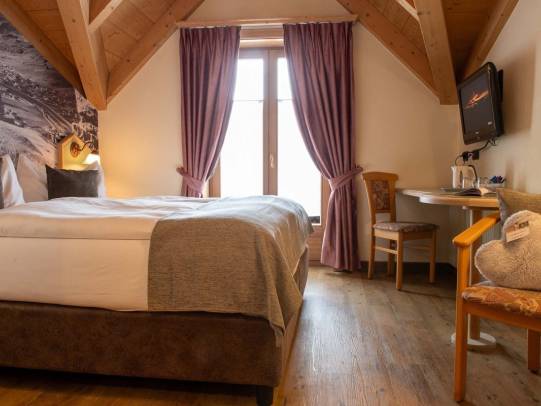 Deluxe Family & Friends